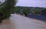 Water stroomt van alle kanten het dorpje in